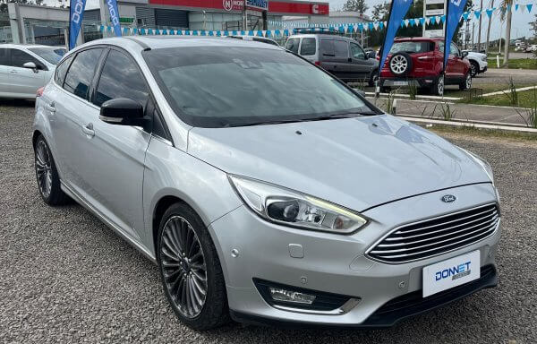 Ford Focus Titanium 2.0L.